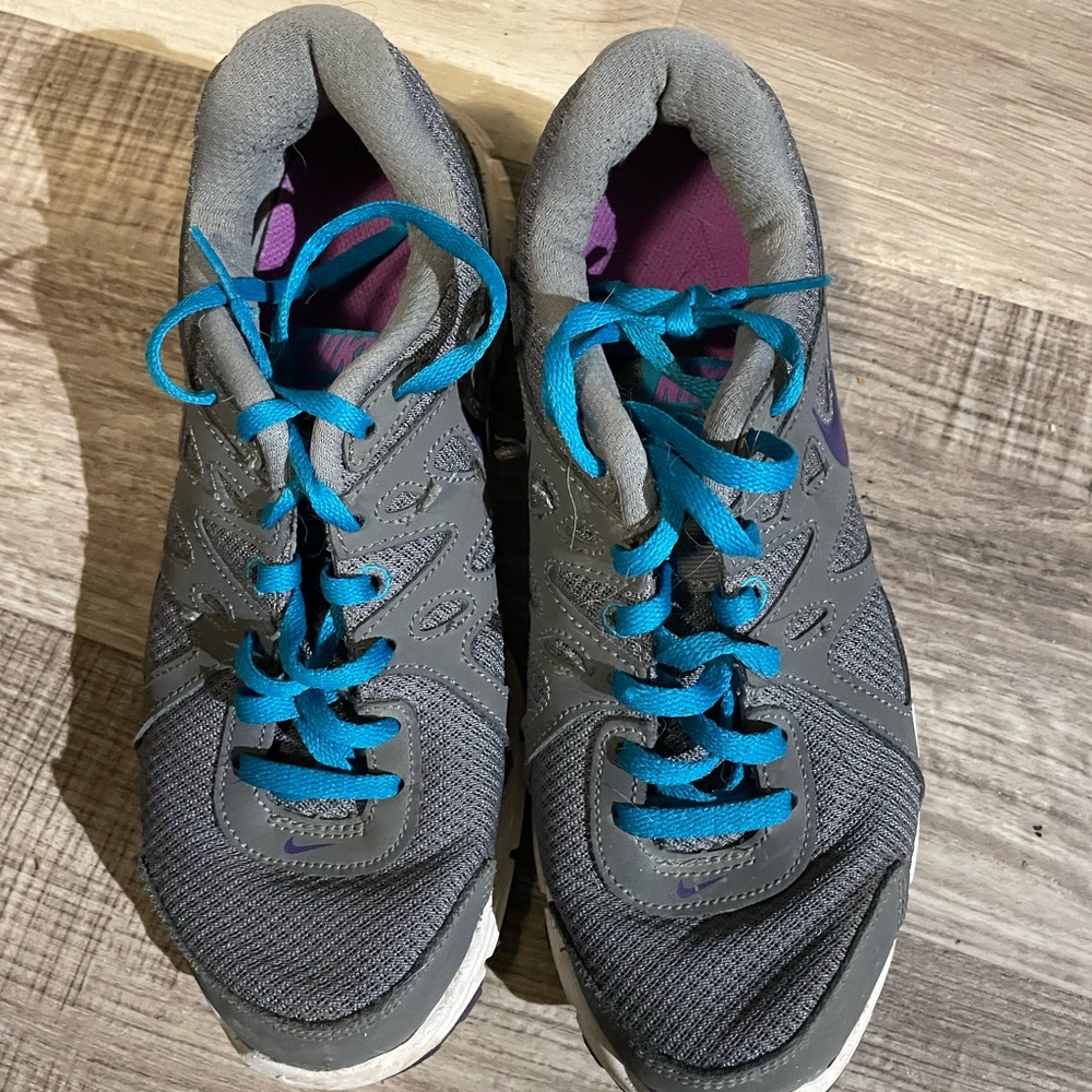 Nike tennis shoes. Size 7. Perfect condition.